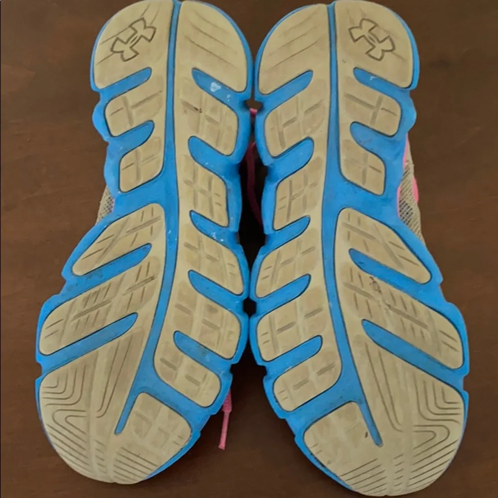 Girls Youth Under Armour sneakers size 4.5